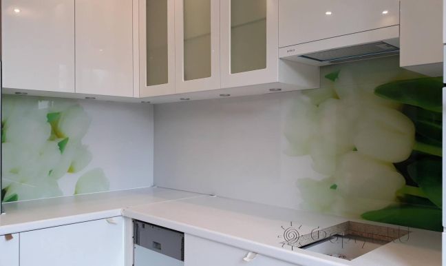 Фартук для кухни фото: белые юльпаны, заказ #ИНУТ-2130, Белая кухня.