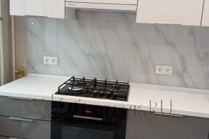 Стеновая панель фото: белый мрамор, заказ #ИНУТ-10294, Серая кухня.