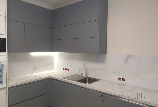 Стеновая панель фото: белый мрамор carrara, заказ #ИНУТ-13977, Серая кухня. Изображение 348044