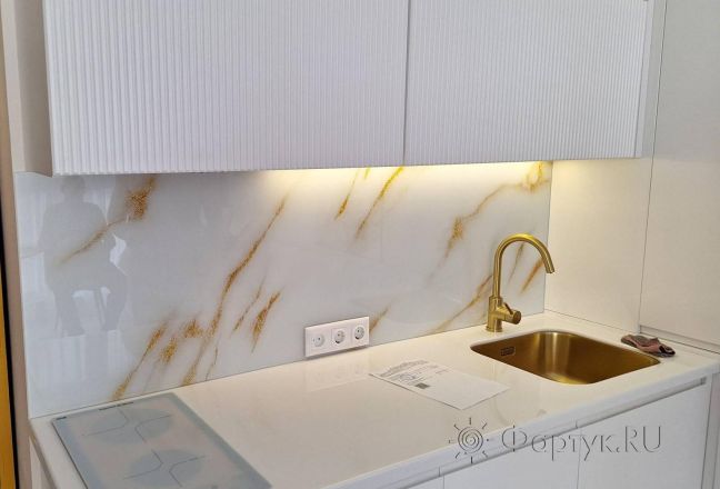 Фартук для кухни фото: белый мрамор с золотыми прожилками, заказ #ИНУТ-18147, Белая кухня. Изображение 348200