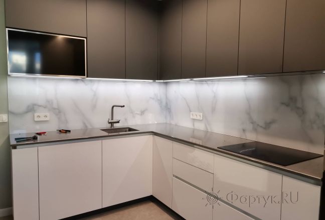 Стеновая панель фото: белый мрамор satvario, заказ #ИНУТ-10699, Серая кухня.