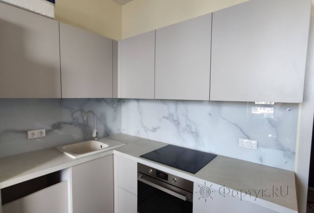 Стеновая панель фото: белый мрамор satvario, заказ #КРУТ-3275, Серая кухня. Изображение 348120