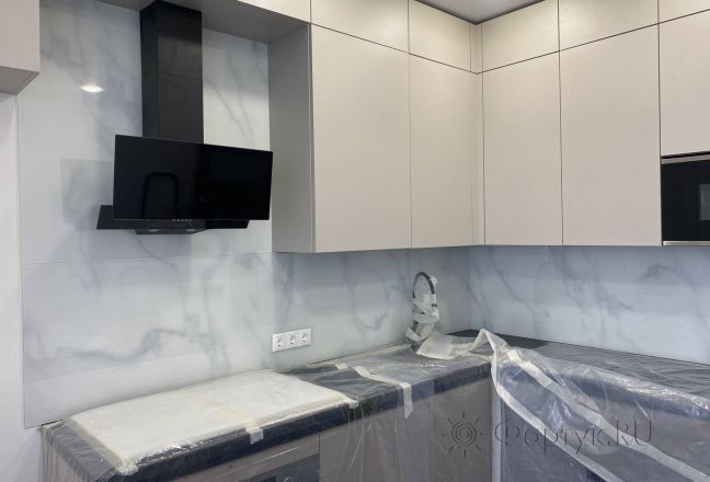 Стеновая панель фото: белый мрамор satvario, заказ #КРУТ-3897, Серая кухня. Изображение 348120