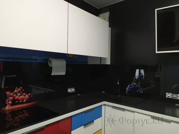 Фартук для кухни фото: бокал вина и виноград на черном фоне, заказ #ИНУТ-8410, Белая кухня.