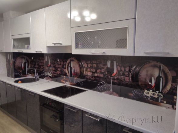 Стеновая панель фото: бокалы и бутылки с красным вином, винные бочки, заказ #ИНУТ-426, Серая кухня.