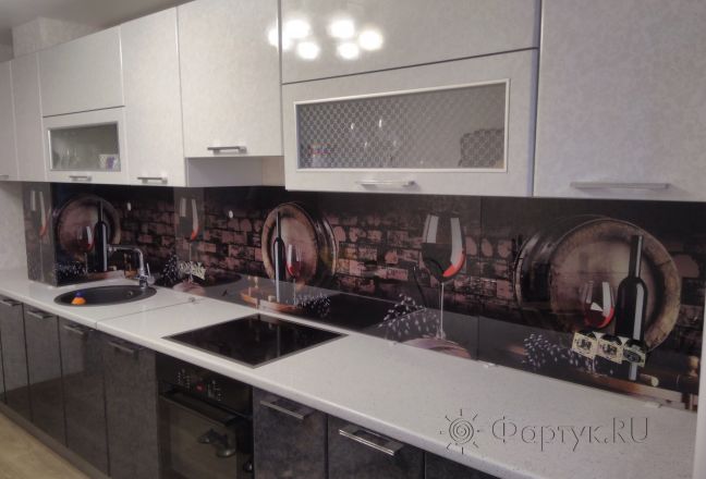 Стеновая панель фото: бокалы и бутылки с красным вином, винные бочки, заказ #ИНУТ-426, Серая кухня. Изображение 83746