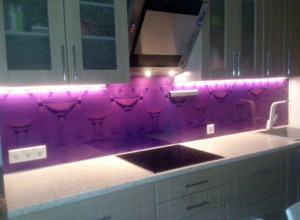 Фартук для кухни фото: бокалы на фиолетовом фоне., заказ #SK-522, Белая кухня.