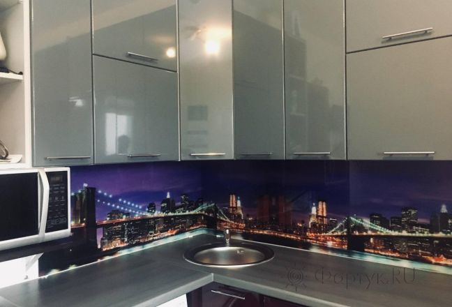 Стеновая панель фото: бруклин в фиолетовом цвете, заказ #КРУТ-1336, Серая кухня. Изображение 110840
