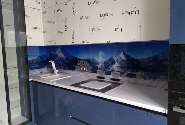 Стеклянная фото панель: чашки горячего чая на фоне гор, заказ #ИНУТ-11717, Синяя кухня. Изображение 205534