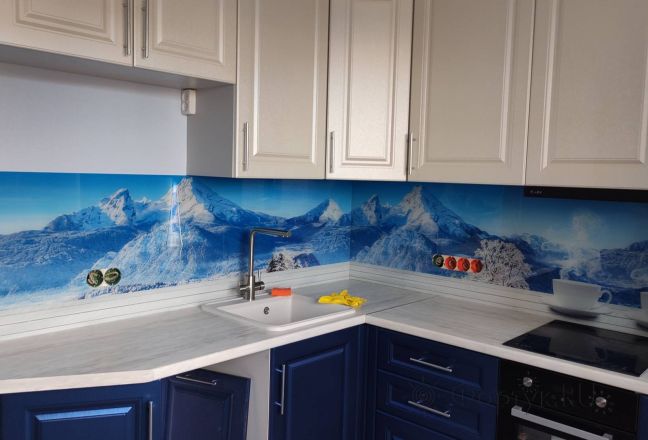 Стеклянная фото панель: чашки горячего чая на фоне гор, заказ #КРУТ-3359, Синяя кухня. Изображение 205534