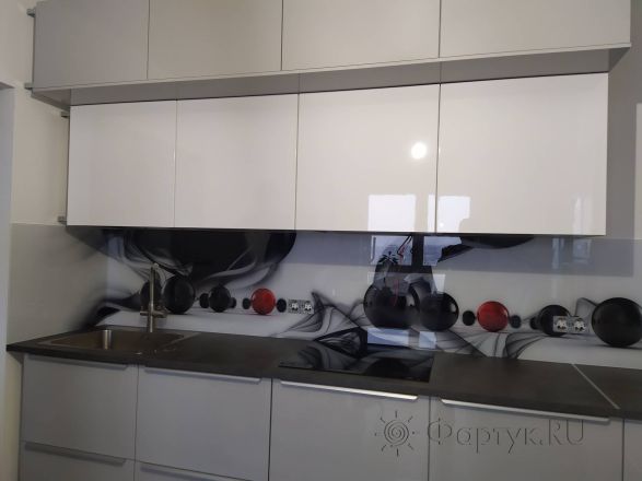 Фартук для кухни фото: черно-белая абстракция с красными элементами, заказ #ИНУТ-10598, Белая кухня.