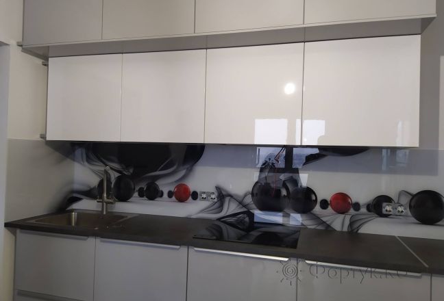 Фартук для кухни фото: черно-белая абстракция с красными элементами, заказ #ИНУТ-10598, Белая кухня. Изображение 247472