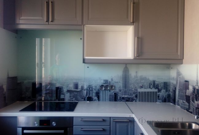 Стеновая панель фото: черно-белая панорама города, заказ #ИНУТ-1079, Серая кухня. Изображение 111040