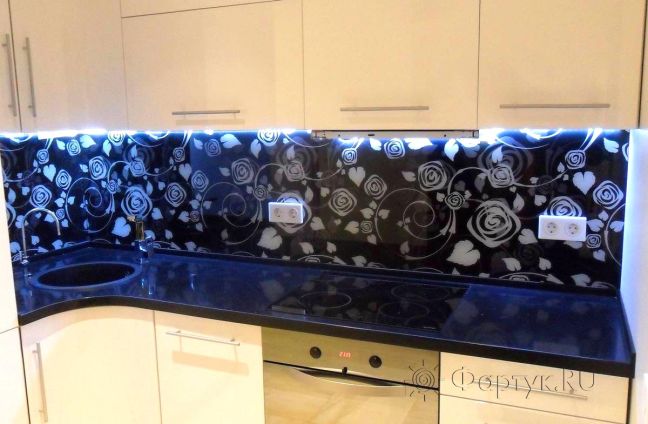 Фартук с фотопечатью фото: черно-белое изображение с цветами, заказ #S-715, Коричневая кухня.