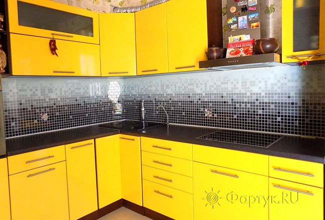 Скинали для кухни фото: черно-белые квадраты, заказ #УТ-612, Желтая кухня. Изображение 110614