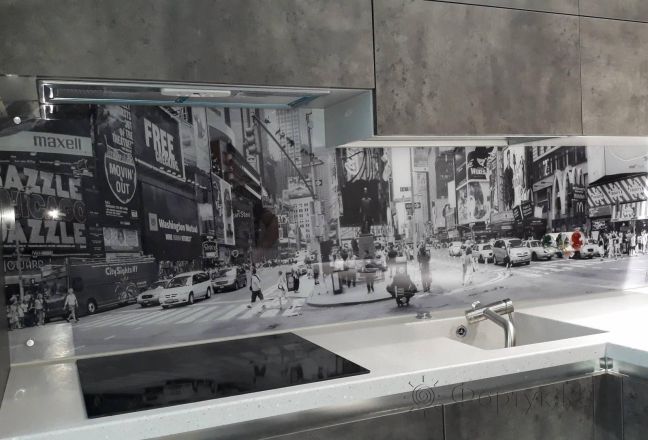 Стеновая панель фото: черно-белый город, заказ #ИНУТ-2762, Серая кухня. Изображение 110820