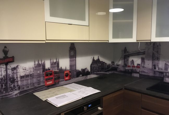 Фартук с фотопечатью фото: черно-белый лондон с красными автобусами, заказ #КРУТ-397, Коричневая кухня. Изображение 205646