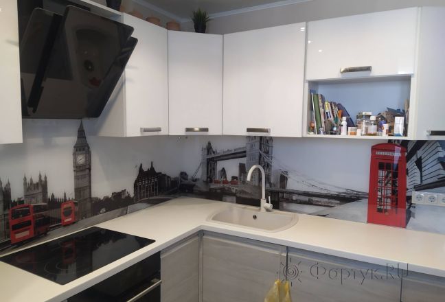 Стеновая панель фото: черно-белый лондон с красными автобусами, заказ #ИНУТ-14550, Серая кухня. Изображение 205646