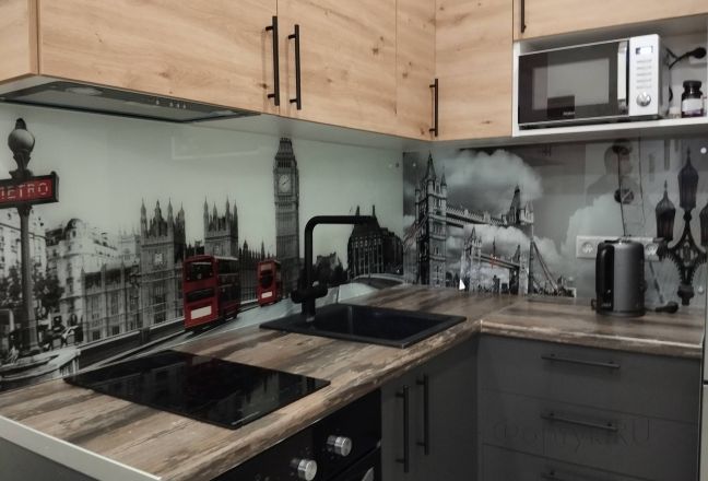 Стеновая панель фото: черно-белый лондон с красными автобусами, заказ #ИНУТ-17175, Серая кухня. Изображение 205646
