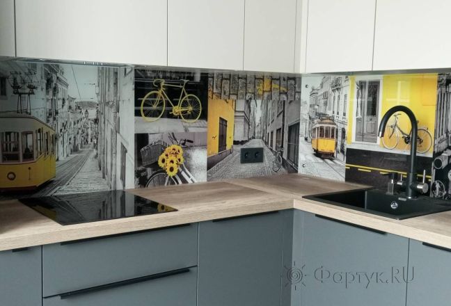 Стеновая панель фото: черно-белый с желтым город, заказ #ГОУТ-118, Серая кухня. Изображение 186396