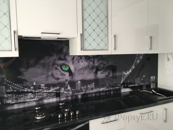 Фартук для кухни фото: черно-белый тигр с зелеными глазами на фоне бруклинского моста, заказ #КРУТ-213, Белая кухня.