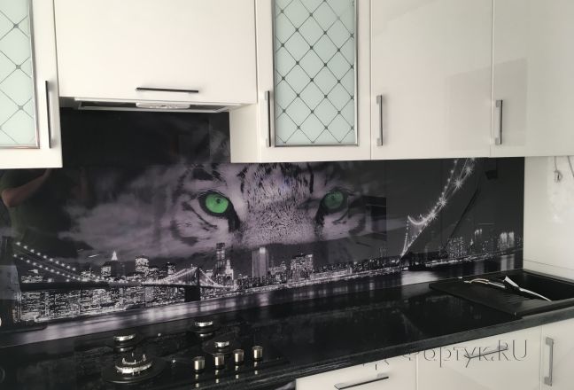 Фартук для кухни фото: черно-белый тигр с зелеными глазами на фоне бруклинского моста, заказ #КРУТ-213, Белая кухня. Изображение 198438