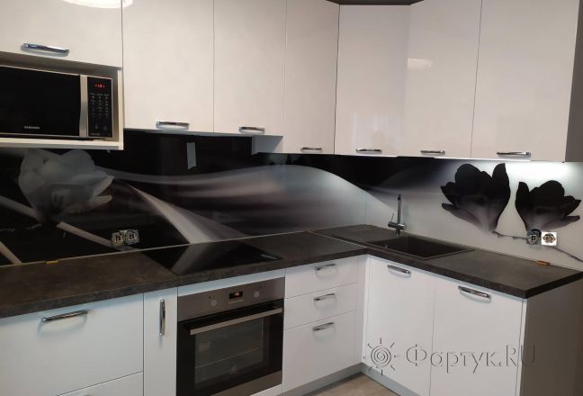 Фартук для кухни фото: черные и белые магнолии, заказ #ИНУТ-3843, Белая кухня. Изображение 205084