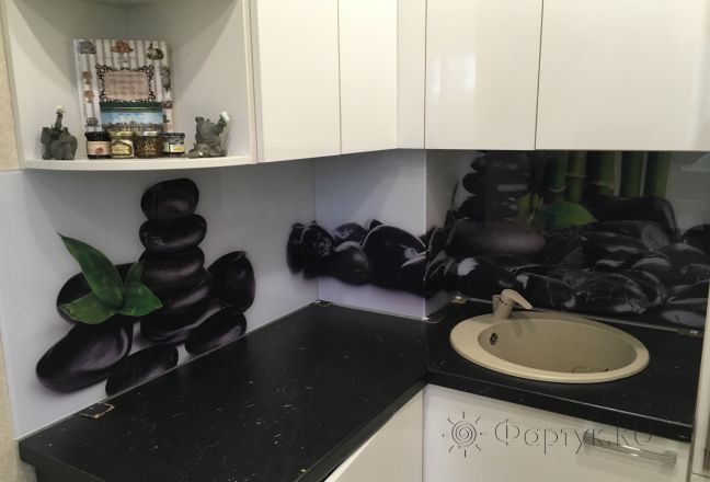 Фартук для кухни фото: черные камни и стебель бамбука, заказ #КРУТ-264, Белая кухня. Изображение 183842