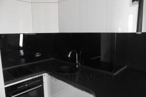 Фартук для кухни фото: черный глянец, заказ #S-428, Белая кухня.