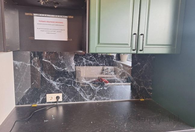 Скинали для кухни фото: черный мрамор portoro, заказ #ГОУТ-283, Зеленая кухня. Изображение 348232