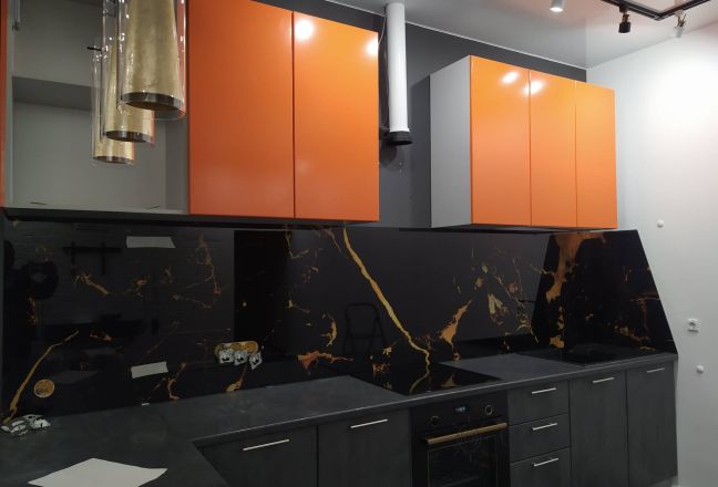 Фартук стекло фото: черный мрамор portoro с золотыми прожилками, заказ #ИНУТ-12174, Оранжевая кухня.