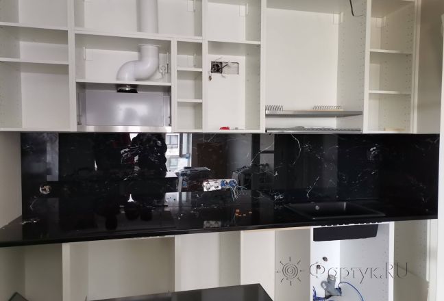 Фартук для кухни фото: черный мраморный узорчатый текстурный фон, заказ #ИНУТ-10089, Белая кухня. Изображение 334944