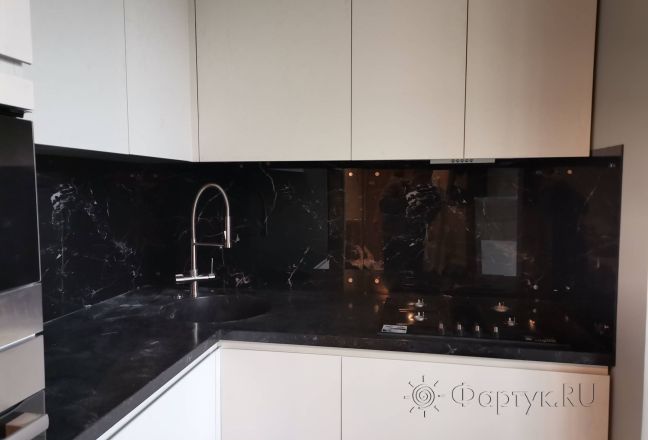 Фартук для кухни фото: черный мраморный узорчатый текстурный фон, заказ #ИНУТ-13639, Белая кухня. Изображение 334944
