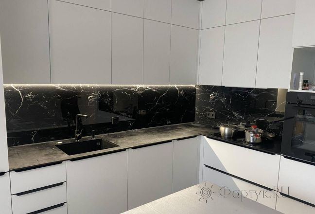 Фартук для кухни фото: черный мраморный узорчатый текстурный фон, заказ #ГОУТ-70, Белая кухня. Изображение 334944