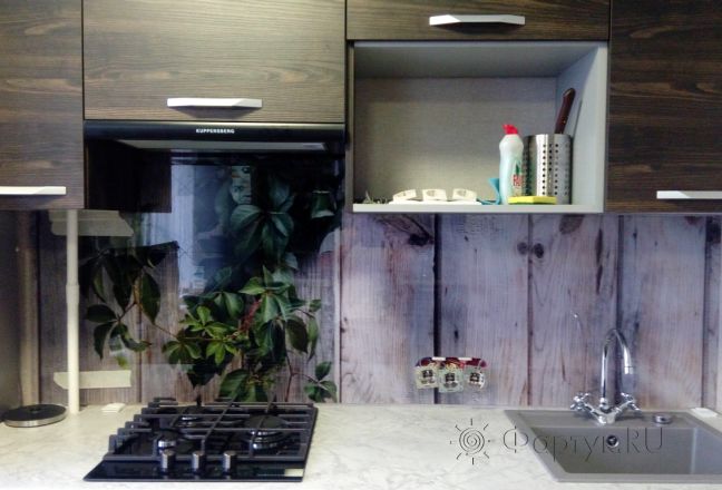 Фартук с фотопечатью фото: деревянная стена с зелеными листьями, заказ #УТ-928, Коричневая кухня.