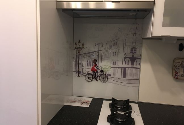 Стеновая панель фото: девушка на велосипеде едет по городу, заказ #КРУТ-472, Серая кухня. Изображение 110828