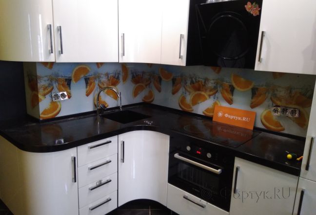 Фартук для кухни фото: дольки апельсинов в воде., заказ #ГМУТ-688, Белая кухня. Изображение 180978