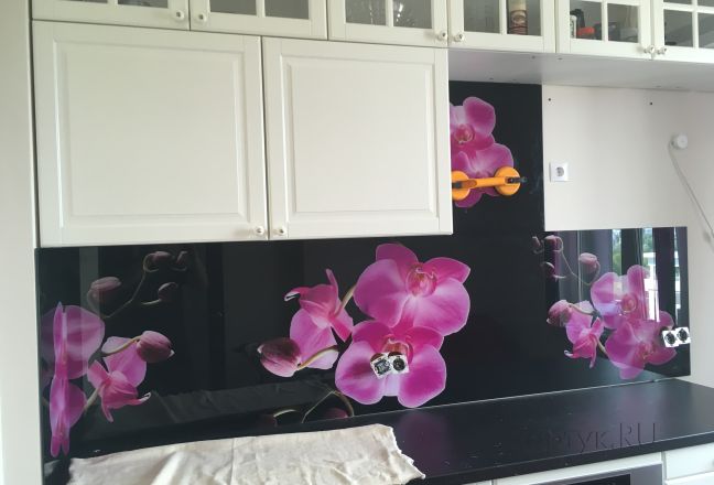 Фартук для кухни фото: фиолетовая орхидея, заказ #КРУТ-731, Белая кухня. Изображение 111316