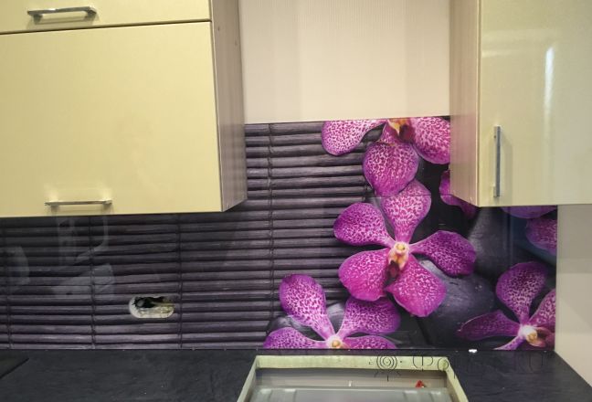 Скинали для кухни фото: фиолетовая орхидея на фоне бамбука, заказ #КРУТ-324, Желтая кухня. Изображение 198304