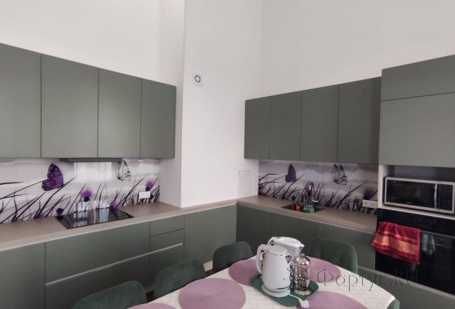 Стеновая панель фото: фиолетовые бабочки, заказ #КРУТ-3347, Серая кухня. Изображение 84962