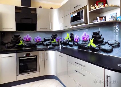 Стеновая панель фото: фиолетовые орхидеи на камнях, заказ #УТ-443, Серая кухня.