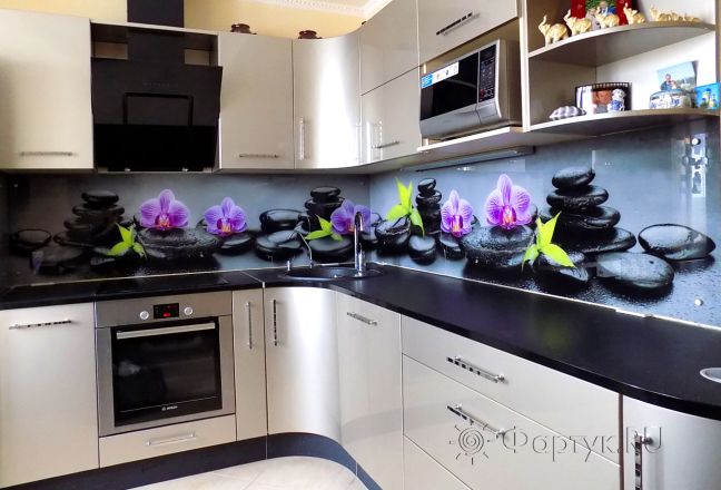 Стеновая панель фото: фиолетовые орхидеи на камнях, заказ #УТ-443, Серая кухня. Изображение 87392