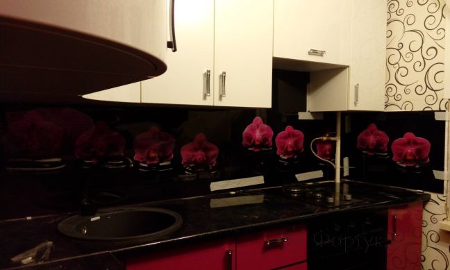 Фартук фото: фиолетовые цветки орхидеи на черных камнях, заказ #УТ-1515, Фиолетовая кухня.