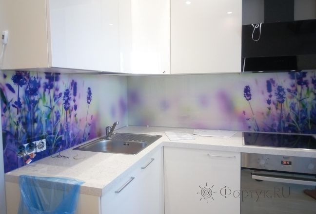 Фартук для кухни фото: фиолетовые цветы, заказ #КРУТ-845, Белая кухня.