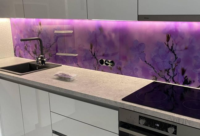 Фартук для кухни фото: фиолетовые цветы, заказ #ГОУТ-65, Белая кухня.