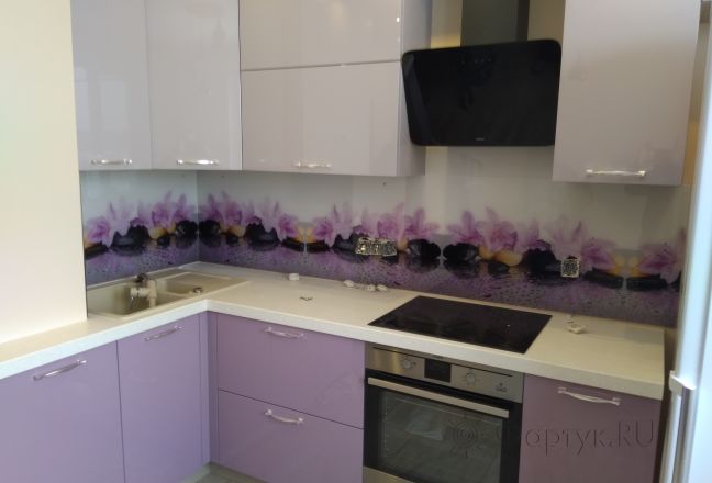 Фартук фото: фиолетовые цветы на камнях с каплями воды, заказ #ИНУТ-832, Фиолетовая кухня. Изображение 111320