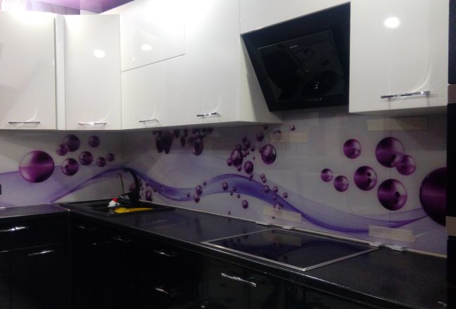 Скинали фото: фиолетовые волны и шары на белом фоне, заказ #ИНУТ-686, Черная кухня. Изображение 197382