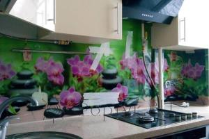 Фартук с фотопечатью фото: фиолетовый цветы на зеленом фоне., заказ #S-753, Коричневая кухня.