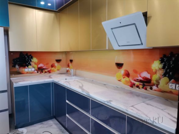 Стеклянная фото панель: фрукты и белое вино на желтом фоне, заказ #ИНУТ-10713, Синяя кухня.