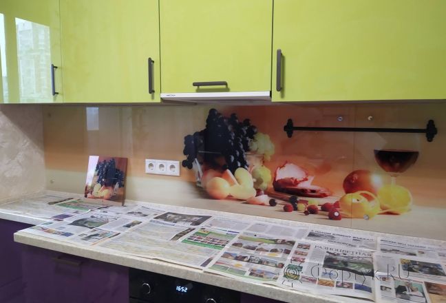 Фартук фото: фрукты и белое вино на желтом фоне, заказ #ИНУТ-11973, Фиолетовая кухня. Изображение 132172